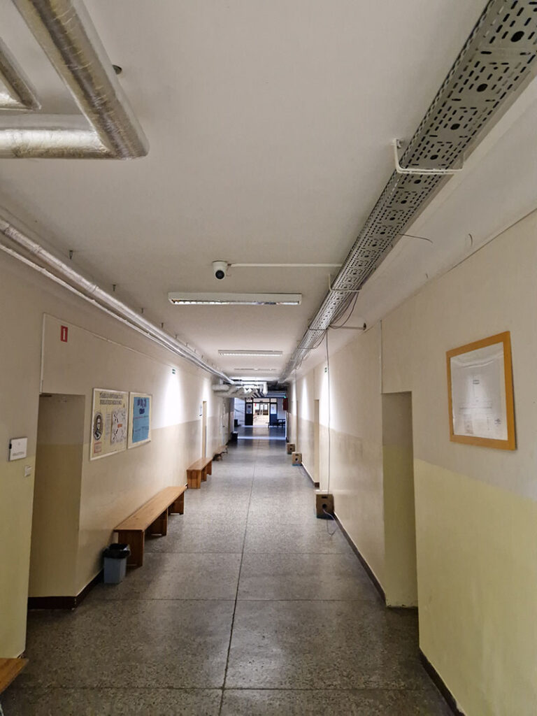 Koryta kablowe instalacji sieciowej prowadzone korytarzem szkoły