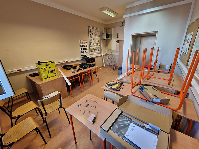 Prace instalacyjne podczas modernizacji okablowania sieciowego