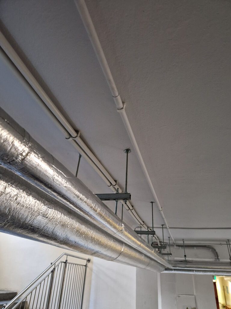 Koryta kablowe instalacji sieciowej prowadzone korytarzem szkoły